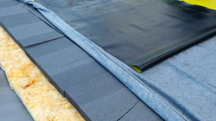 Roof insulation with polyurethane-Loypochrom